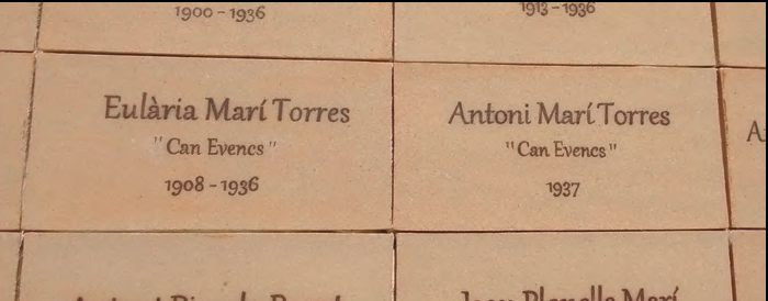 Els noms de n'Eulària i n'Antoni, un al costat de l'altre, al memorial del Cementeri Vell que recorda les víctimes del franquisme.
