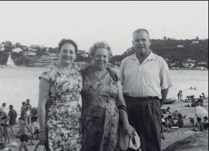 A dalt, en Joan de cas Avencs amb la seua esposa Pepita (centre) i l'esposa del seu nebot en una platja del sud de França l'any 1978. A la fotografia inferior, el comandant de marina amb el seu nebot, en Joan de can Sanç.