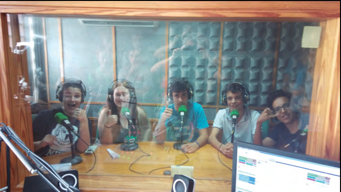 Els alumnes de Cultura Audiovisual, curs 2016-2017, en una visita als estudis d'Onda Cero Radio, a Eivissa. 15 de juny de 2017 (fotografia: MCL).