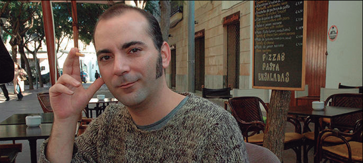 A baix, Manel Marí a la terrassa d'un dels bars de la plaça del Parc, a Eivissa.