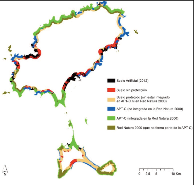 Figura 1. Mapa del sòl sense protecció, sòl artificial i superfície Xarxa Natura 2000 i Àrees de protecció territorial de la costa (APT-C) de les Pitiüses.