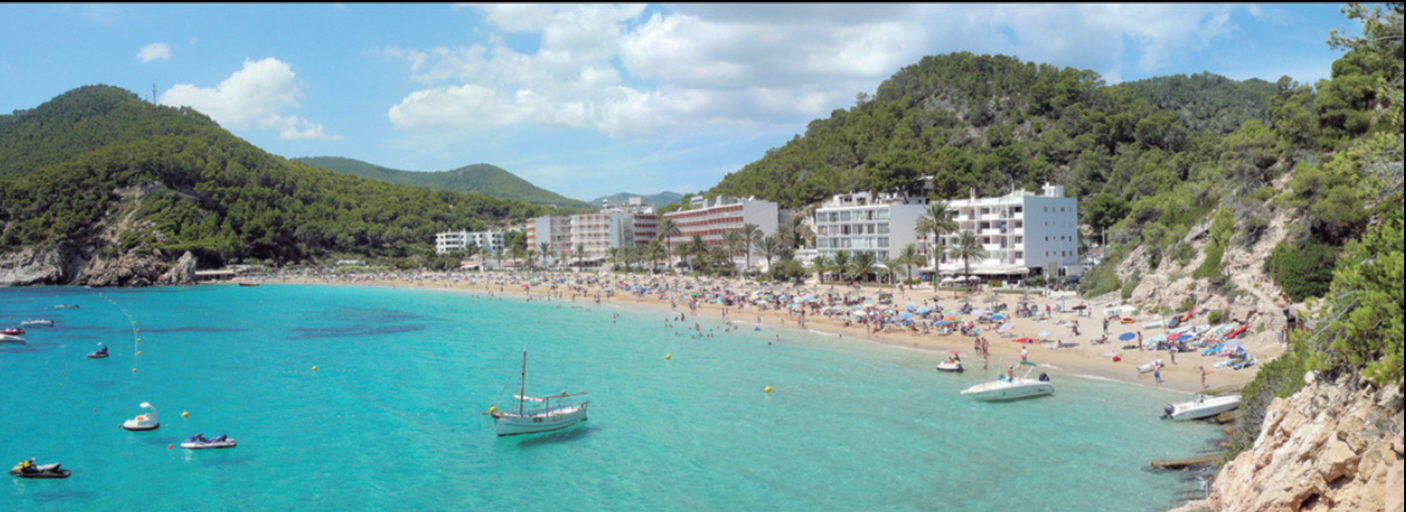 En els darrers anys el nombre de places d'allotjament en hotels i apartaments no ha parat de créixer (fotografia: flickr / Porschista).