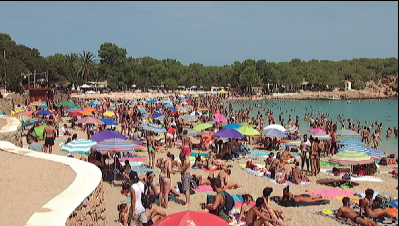 La platja de la Bassa és un clar exponent de la intensa pressió humana que suporta l'illa.