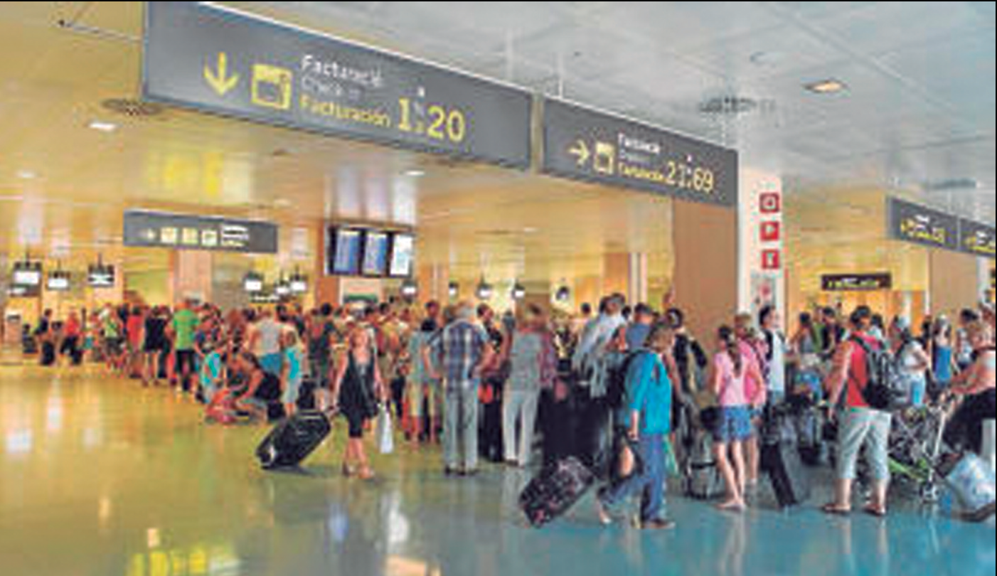 La gran afluència de turisme obliga les administracions a crear infraestructures que només s'utilitzen a ple rendiment durant l'estiu (fotografia: Diario de Ibiza / Vicent Marí).
