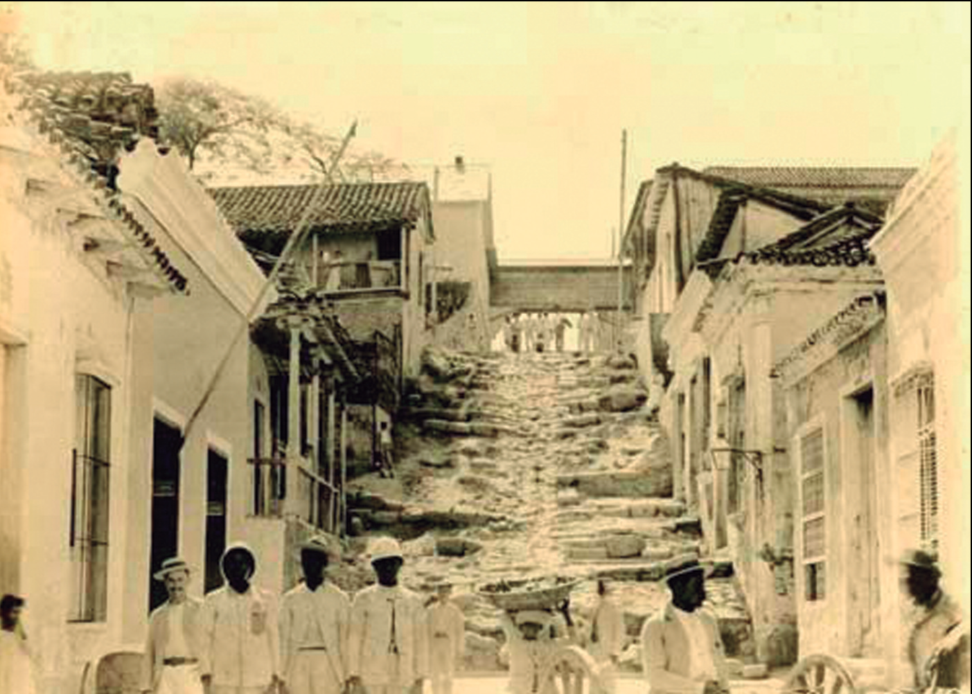 Una fotografia d'un carrer de Santiago de Cuba a la darreria del segle xix.