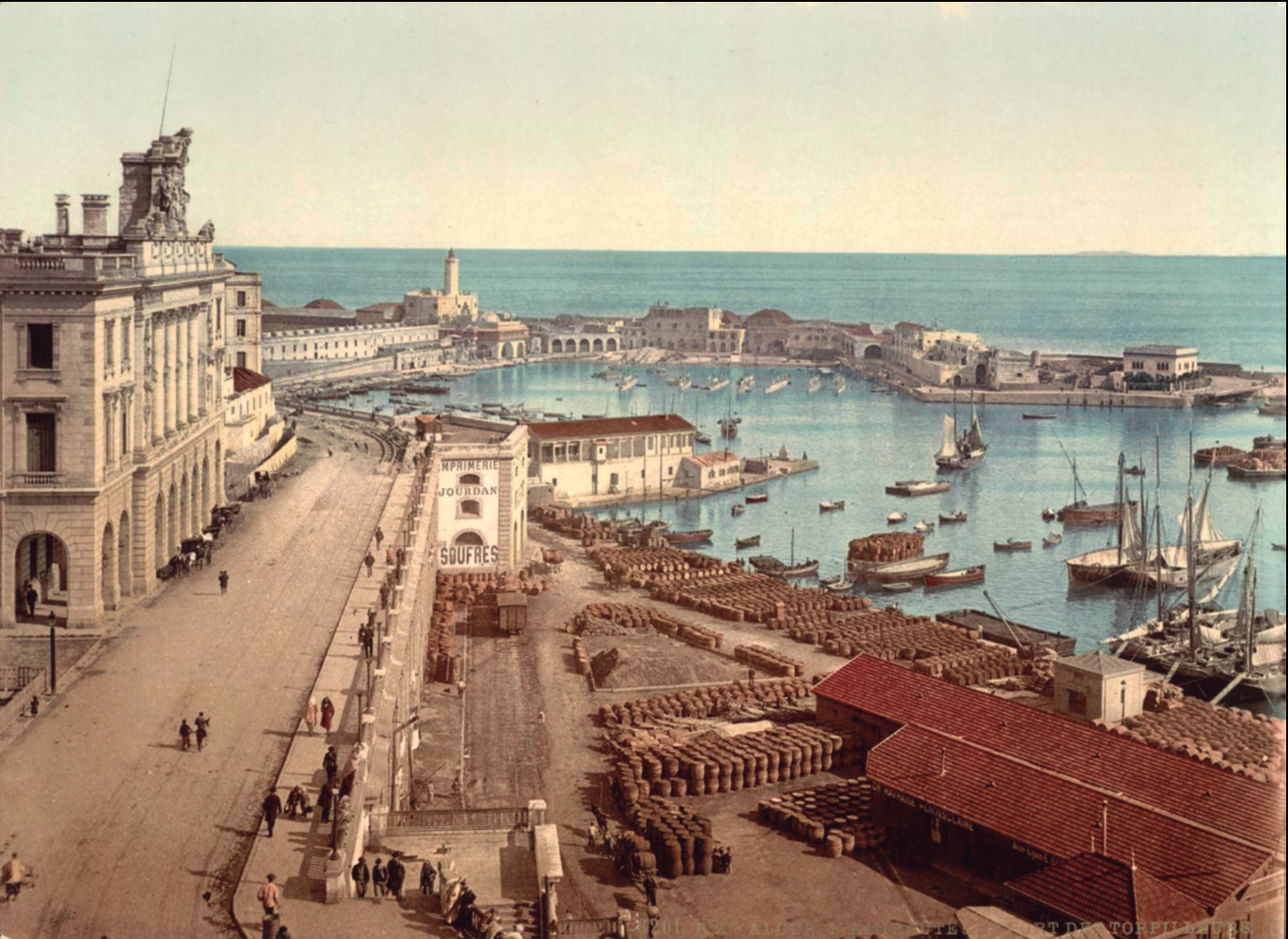 Fotografia de la darreria del segle XIX en què es veu el port d'Alger des del moll.