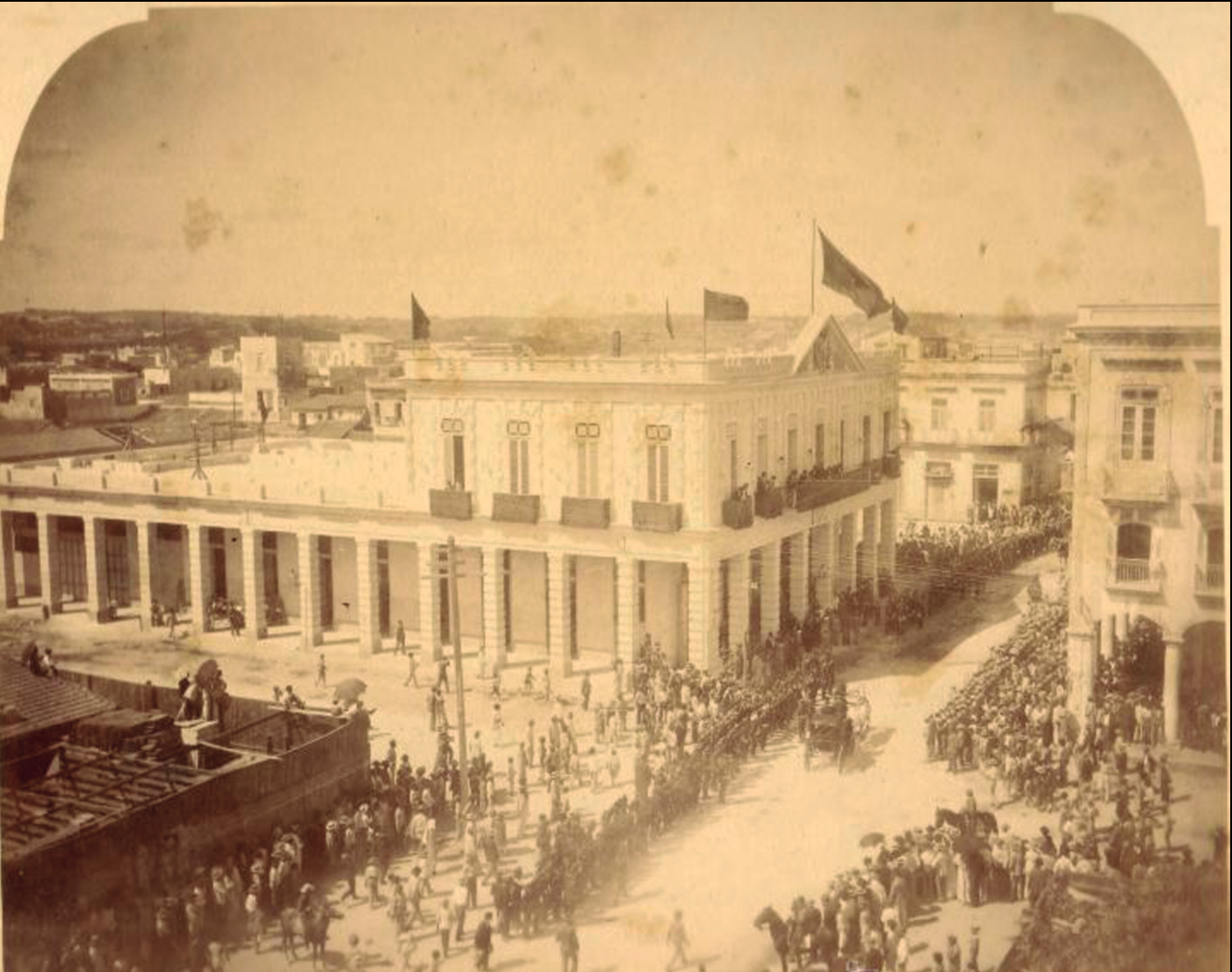 Fotografia de l'Havana, de la darreria del segle xix. Rebuda d'una personalitat important, amb bombers, soldats i públic.