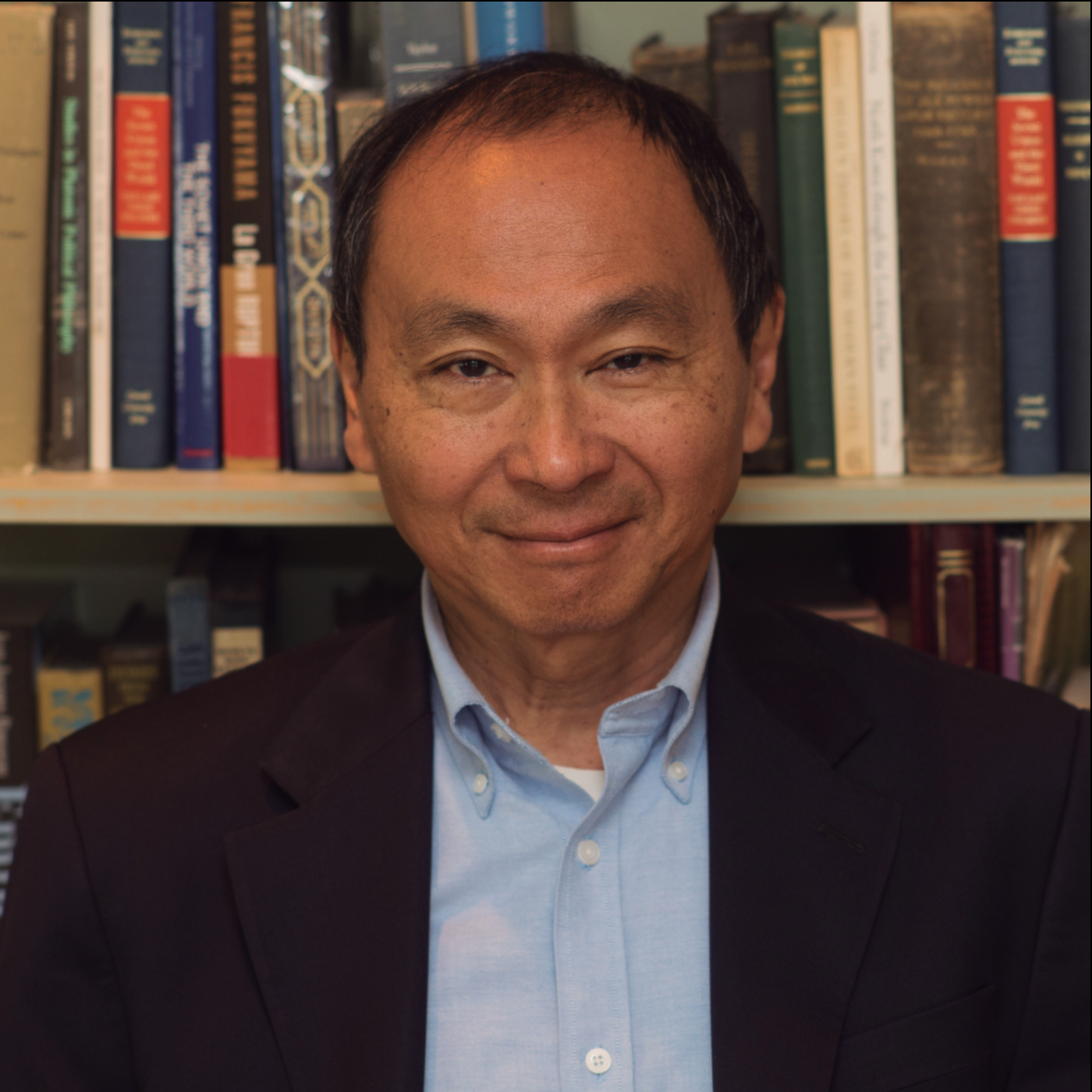 A dalt, el politòleg nord-americà d'otigen japonès Francis Fukuyama