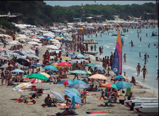 Platja saturada de turistes (fotografia: Vicent Marí / Diario de Ibiza).