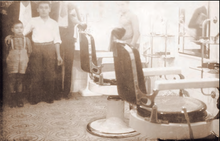 La barberia <<Salón Hermanos Torres>> passà a anomenar-se només Perruqueria Torres després de la guerra, en faltar en Rafel. En primer terme les cadires giratòries tan innovadores en aquell temps.