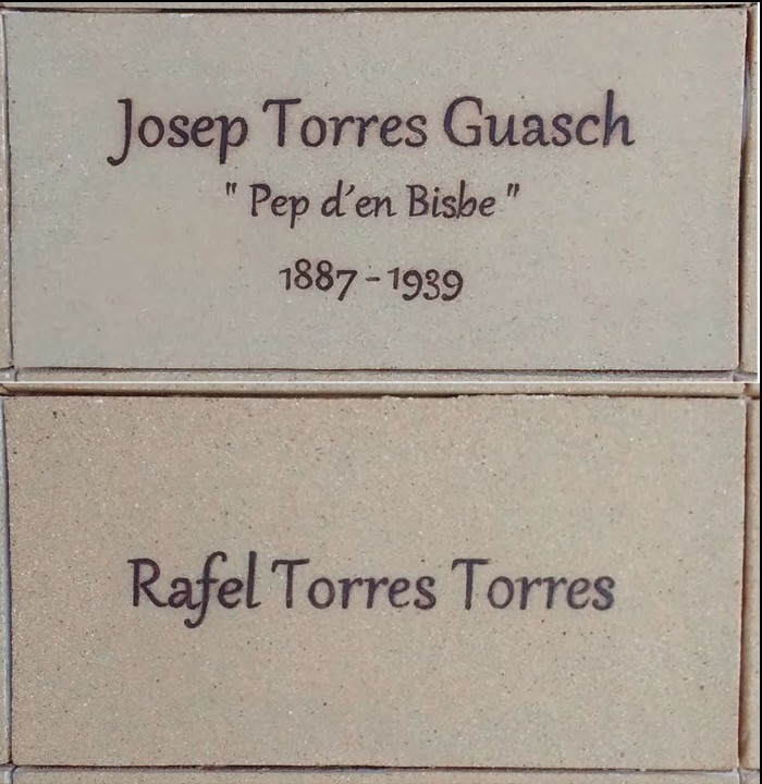 Al cementeri de ses Figueretes dos rajoles del memorial a les víctimes republicanes recorden a Josep Torres Guasch, Pep del Bisbe, i al seu fill Rafel Torres Torres.