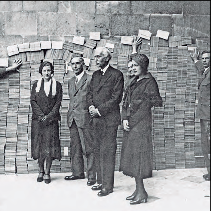 Fabra, amb Francesc Macià, a qui lliura el 1932 els milers de signatures a favor de l'Estatut.