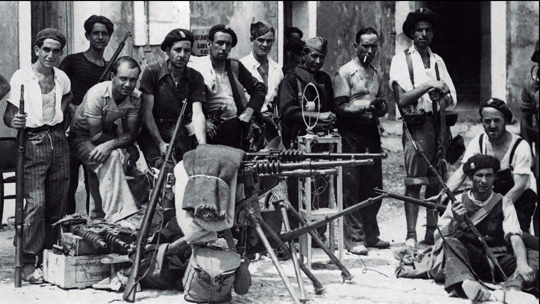Els milicians amb l'armament i l'emissora de ràdio (de Belenguer?) que els revoltats varen abandonar al castell d'Eivissa l'agost de 1936 (fotografia: Luis Vidal. guerracivilrevolucionsocial.blogspot.com).