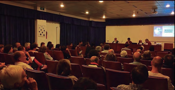 Imatge de la primera jornada del Curs Eivissenc de Cultura, amb Joana Petrus i Joan Lluís Ferrer entre Maurici Cuesta i Marià Mayans.
