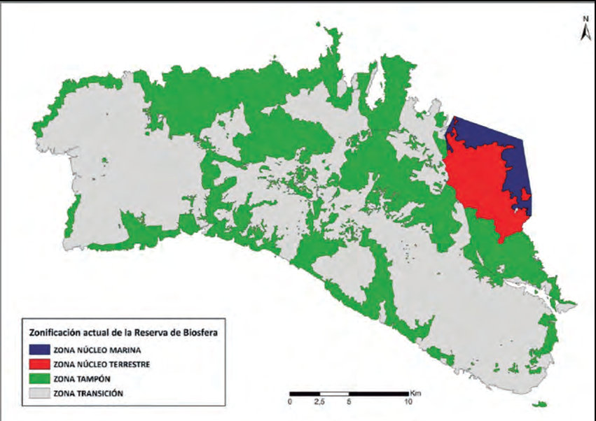 Mapa de la Reserva de la Biosfera de Menorca mostrant la zonificació actual. La llegenda indica: ZONA NUCLI MARINA (en vermell), ZONA NUCLI TERRESTRE (en verd fosc), ZONA TAMPÓ (en verd clar), ZONA TRANSICIÓ (en gris). Inclou cita: Extret de: Red Mundial de Reservas de Biosfera Islas y Zonas Costeras. Lugares para el desarrollo sostenible de islas y zonas costeras (2012).