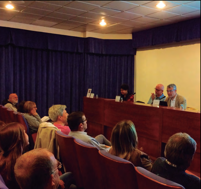 Un moment de la intervenció d'Oriol Amorós, acompanyat de Joan Ribas i d'Irene Tetteh.
