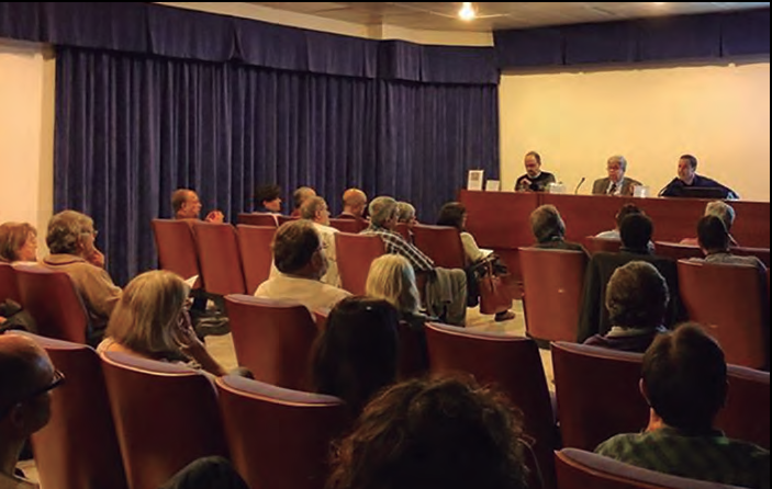 Un moment de la conferència. D'esquerra a dreta: Gerard Móra (presentador), Guillem López Casasnovas i Simón Planells Struse.