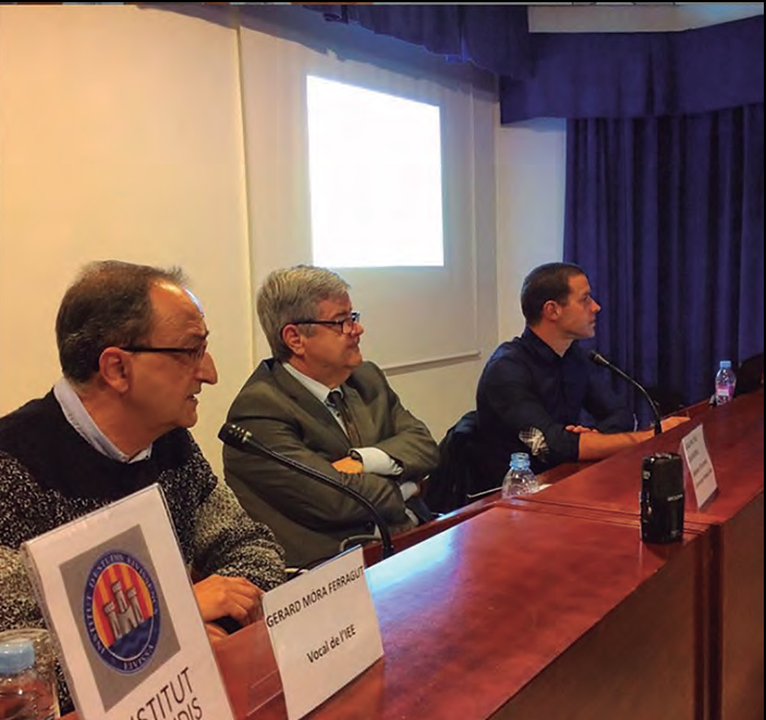 Un moment de la conferència. D'esquerra a dreta: Gerard Móra (presentador), Guillem López Casasnovas i Simon Planells Strusse.