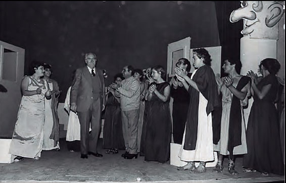 Els actors i les actrius que varen representar S'assemblea de ses dones, en versió de Marià Villangómez, que sortí a saludar (foto: Josep Buil Mayral; Enciclopèdia d'Eivissa i Formentera).