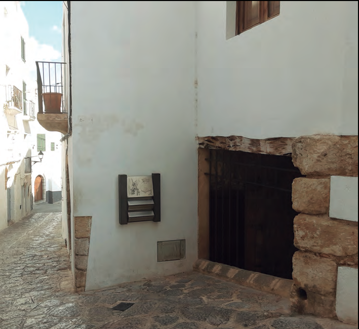 Lloc on el carrer dels Jueus de Vila desembocava al carrer de Sant Ciríac, amb l'actual reixa i cartell informatiu.