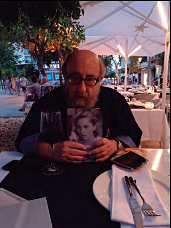Toni Roca amb el llibre Rebecca de Daphne du Maurier