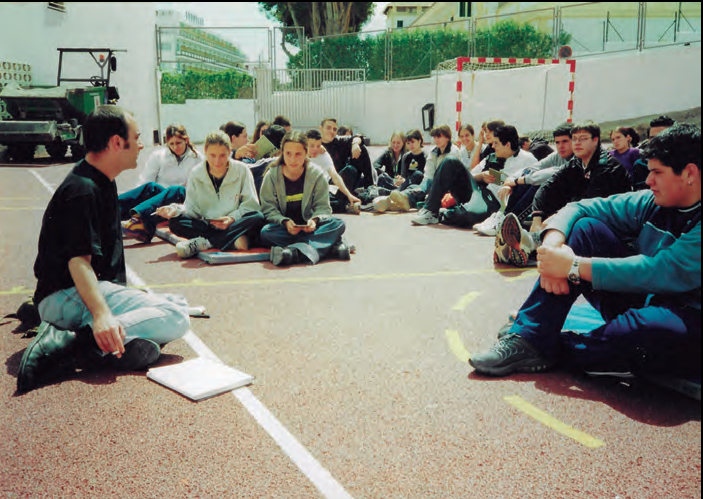 Manel Marí, en una xerrada amb estudiants de l'IES Quartó de Portmany, el 9 de maig del 2001 (fotografia: Marià Torres i Torres).