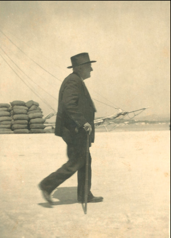 Antoni Albert passejant pel moll d'Eivissa.