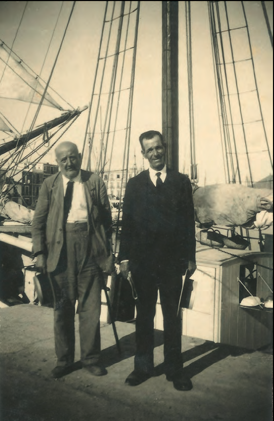 Antoni Albert amb un personatge no identificat, al moll d'Eivissa.