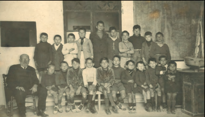 Antoni Albert amb els seus alumnes del Pòsit de Pescadors.