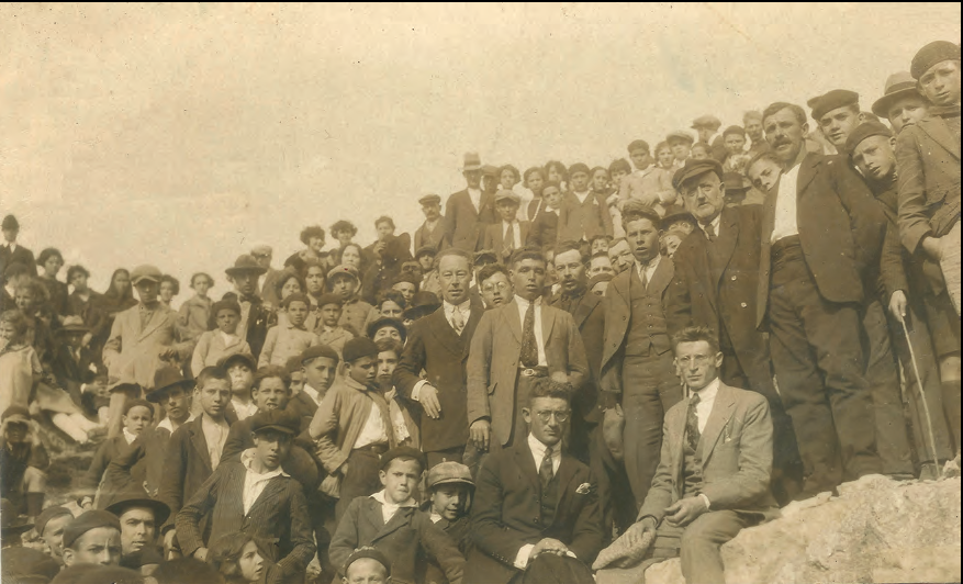 Commemoració del salvament de quatre naufrags a l'illa des Penjats, el 23 de juny del 1926. A la dreta, amb corbata i gorra, Antoni Albert. Al centre de la imatge, amb corbata, Carlos Roman.