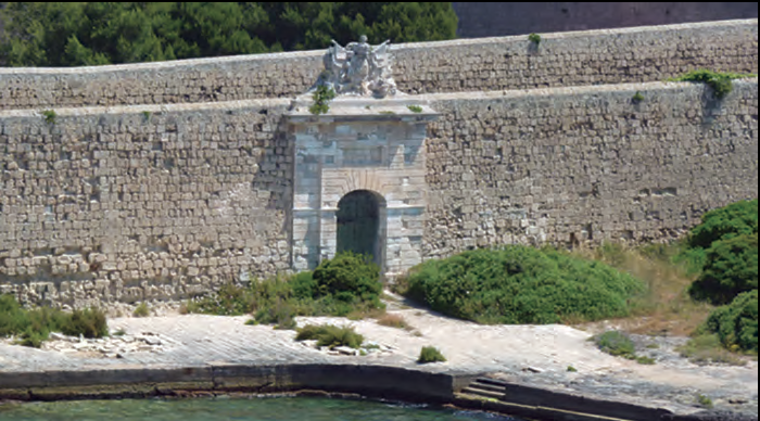 Illa des Llatzaret, porta des Clot (https: enmenorca.wordpress.com/2017/09/09/llatzaret-de-mao/).