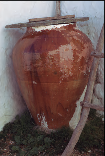 Detall d'un racó d'una casa pagesa, amb una alfàbia.