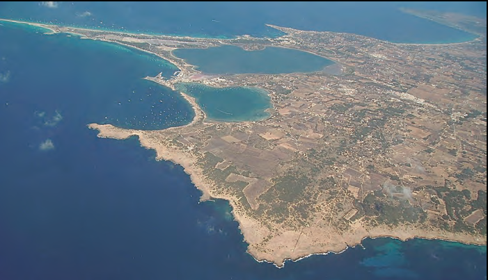Formentera des de l'aire: la insularitat extrema i l'escala territorial de l'illa. Fotografia de Markus Löffelsend. Arxiu d'Imatge i So del Consell Insular de Formentera. Fons Löffenseld.