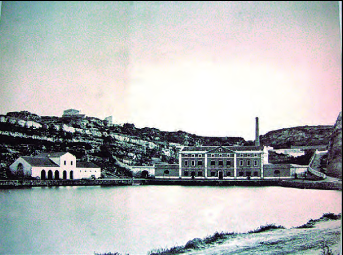 Edifici de la Industria Mahonesa, a cala Figuera (Menorca) (fotografia extreta de Domènech et al 1983: 29).