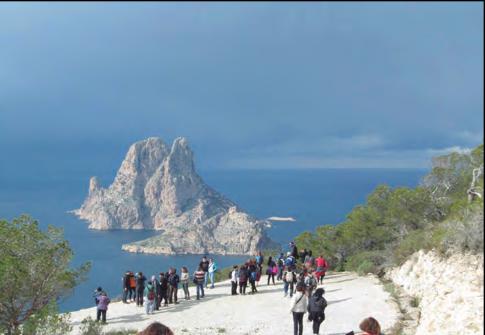 Una aturada davant es Vedrà i es Vedranell, durant la sortida del 7 de febrer del 2015 al cap Llentrisca (fotografia: Juanjo Costa).