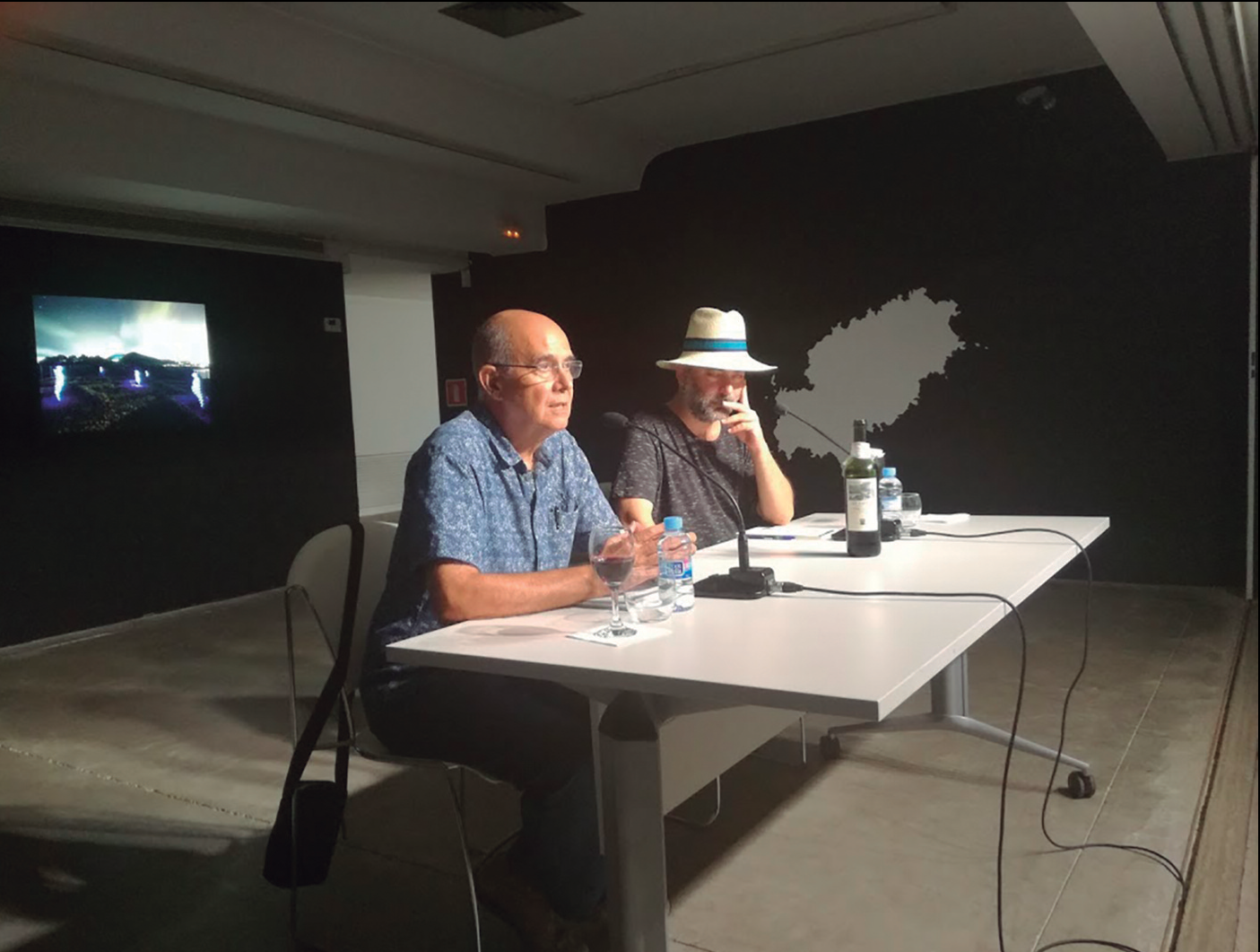 L'autor de l'article i el poeta Manel Marí, en l'acte de presentació de Tavernàries a Eivissa.