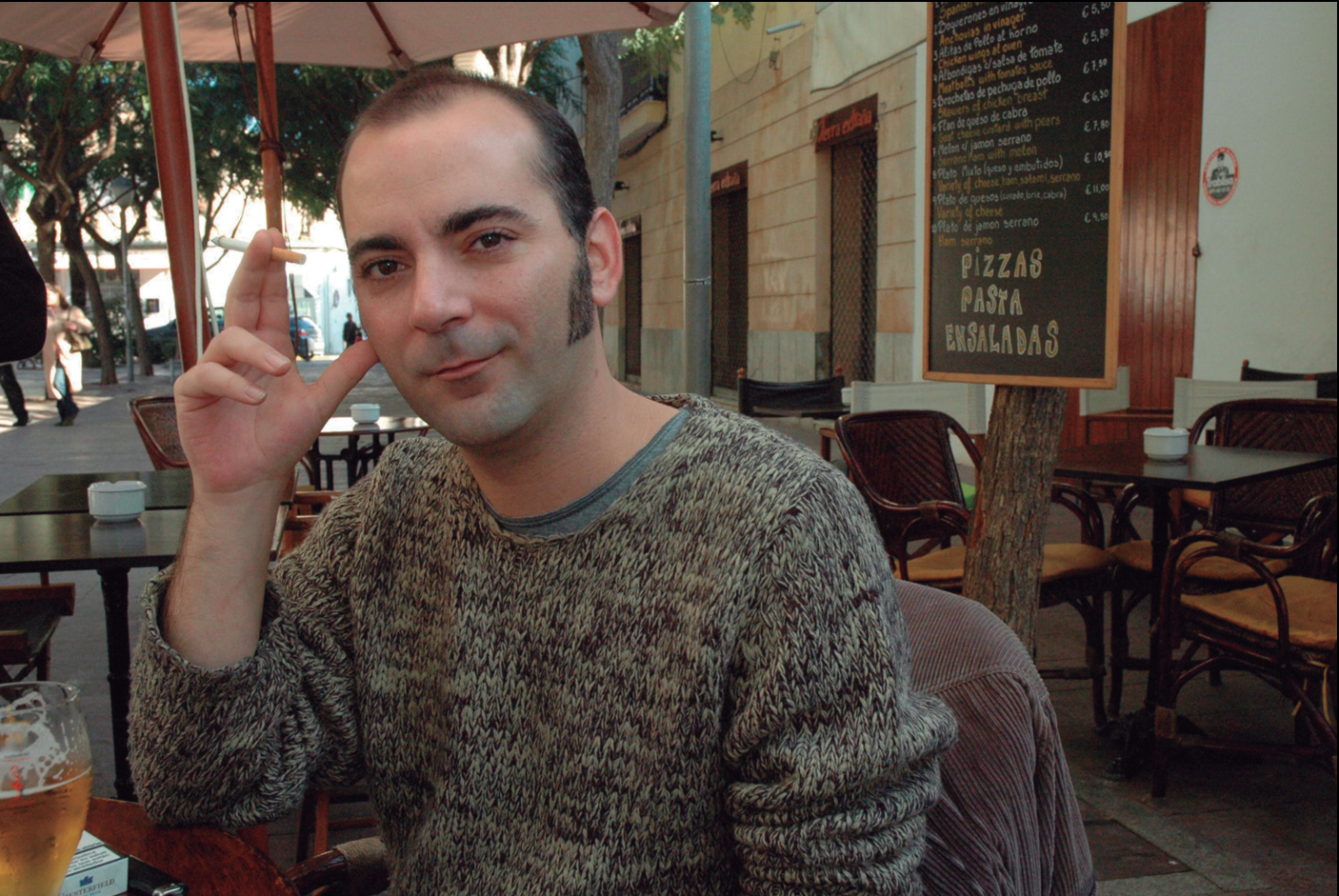 Manel Marí, en una terrassa de la plaça del Parc, a Eivissa