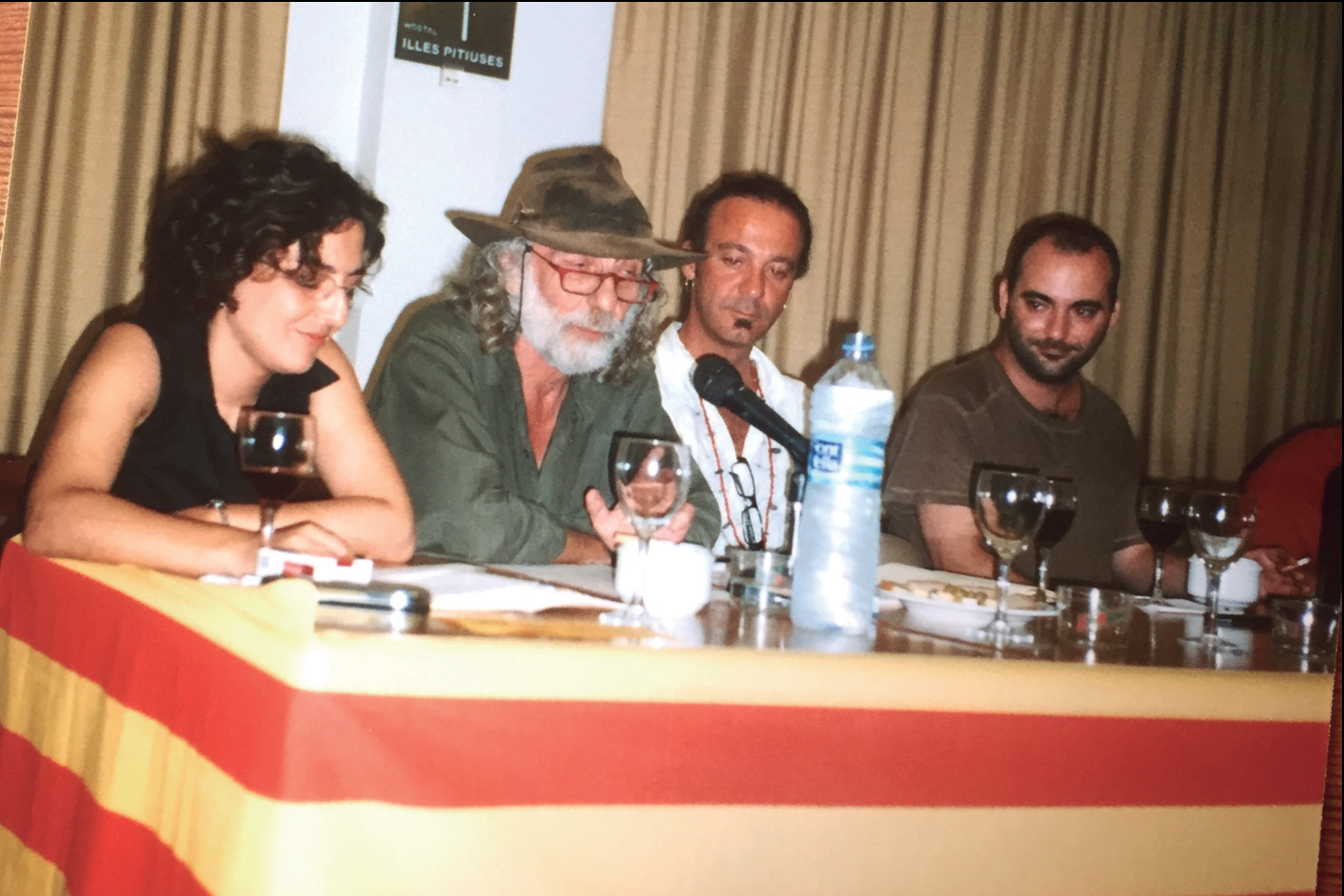 Participants en l'acte de presentació de Deshàbitat a Formentera (2004). D'esquerra a dreta: Eva Llorens, Jean-Claude Englebert "Eka", Pau Sarradell i Manel Marí.
