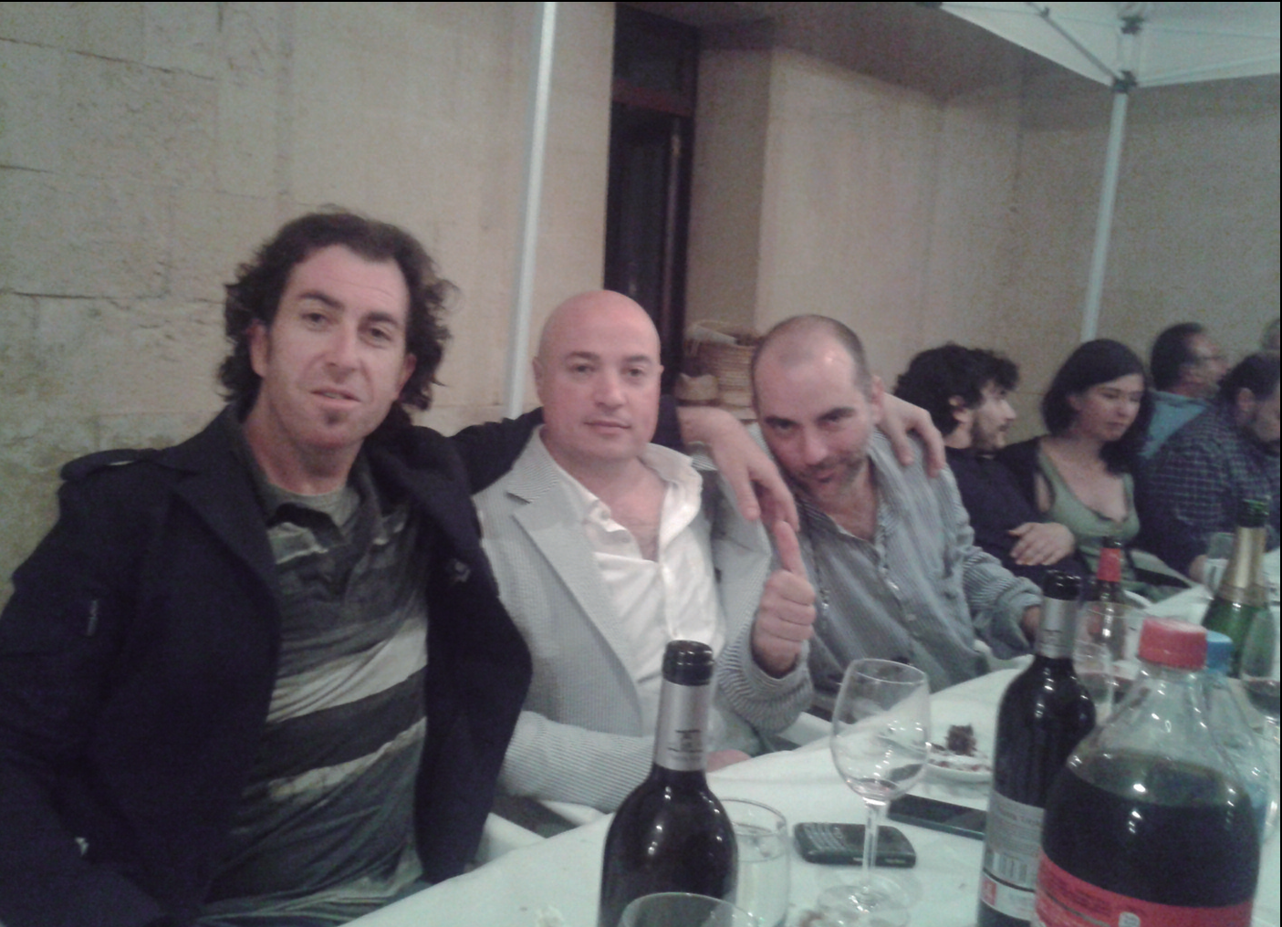 Un sopar en juliol de 2013. Per ordre, Pere Joan Martorell, Josep Lluís Aguiló i Manel Marí (fotografia: Lluís Roda).