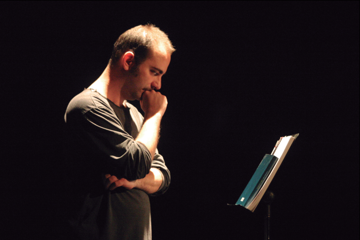 Manel Marí. Un moment de reflexió en una lectura poètica.
