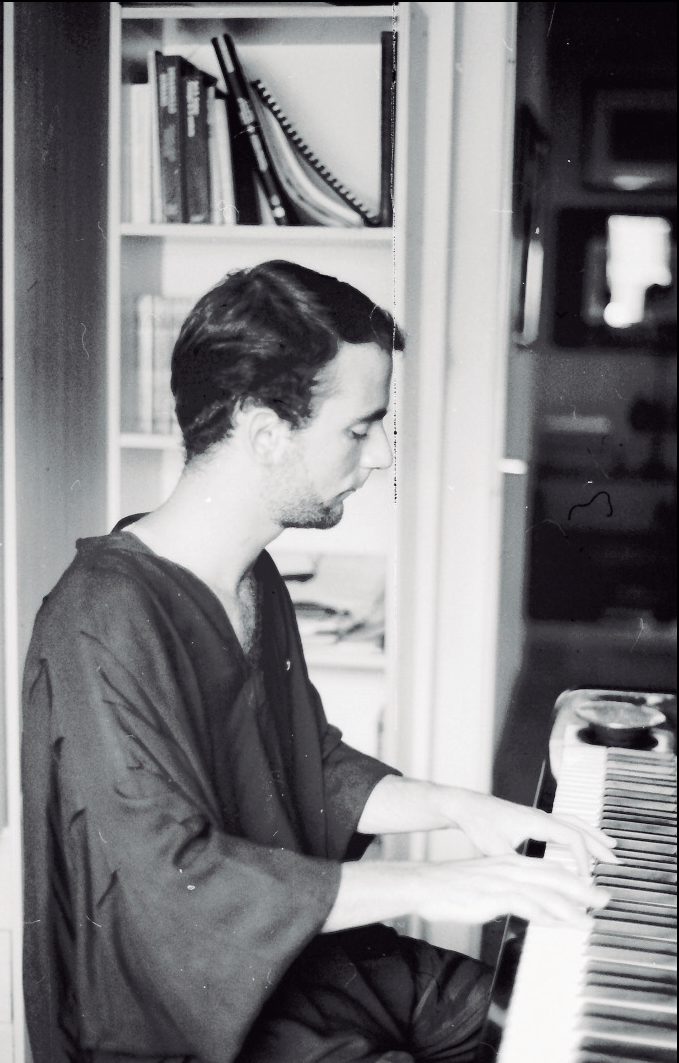 Manel Marí, tocant el piano, en una imatge de 1995 (fotografia: Marta Garcia Marí).