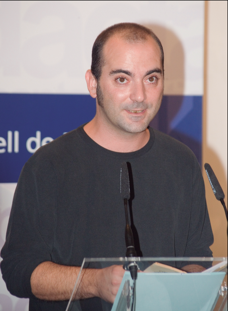Home parlant en un faristol