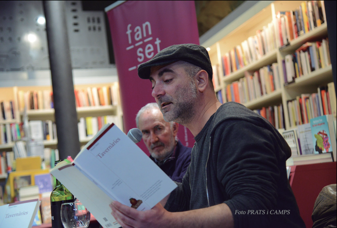 Un moment de la presentació de Tavernàries a la ciutat de València. Manel Marí llegeix un dels seus poemes (fotografia de Prats i Camps).