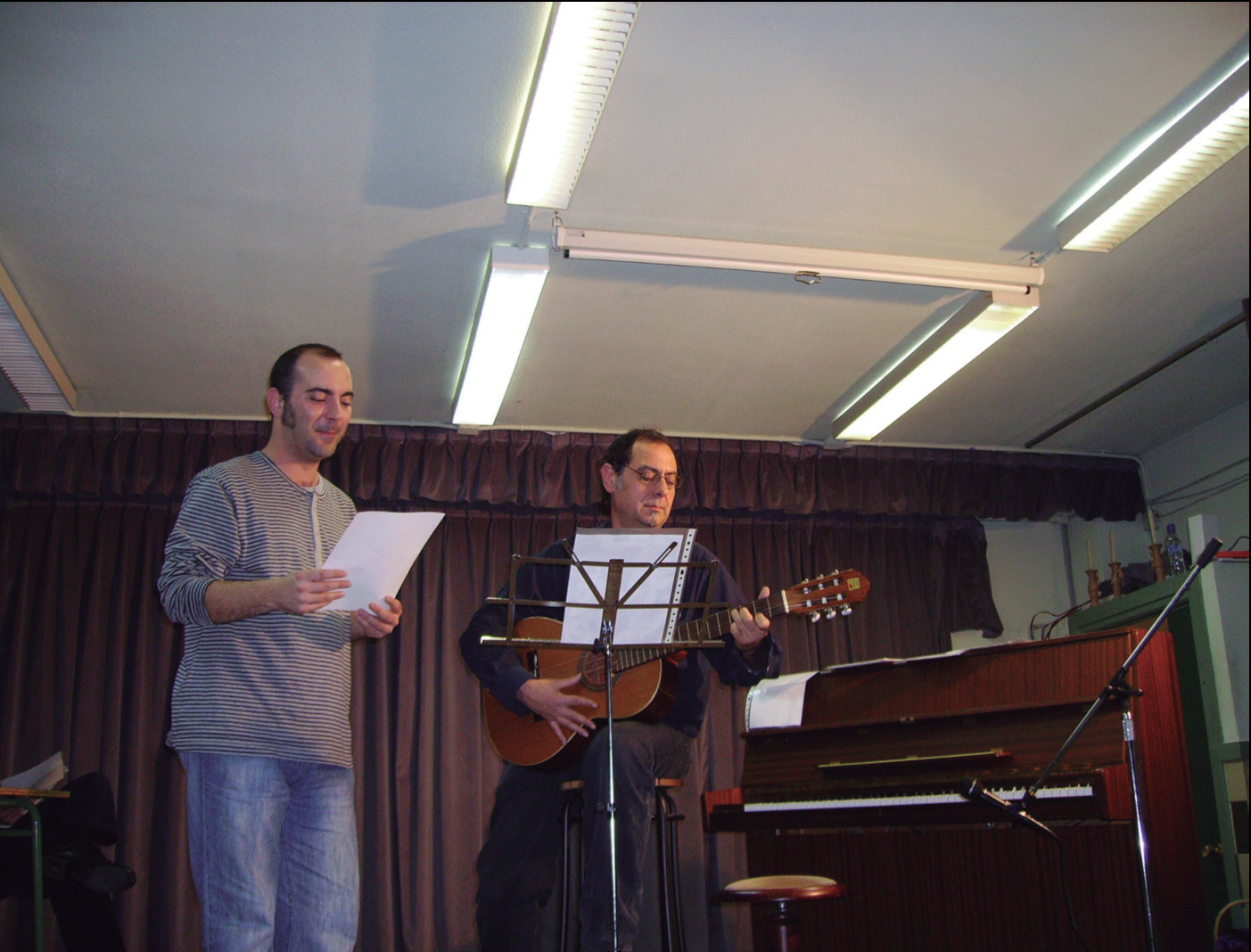 Manel Marí, en un recital poètic, amb acompanyament musical.
