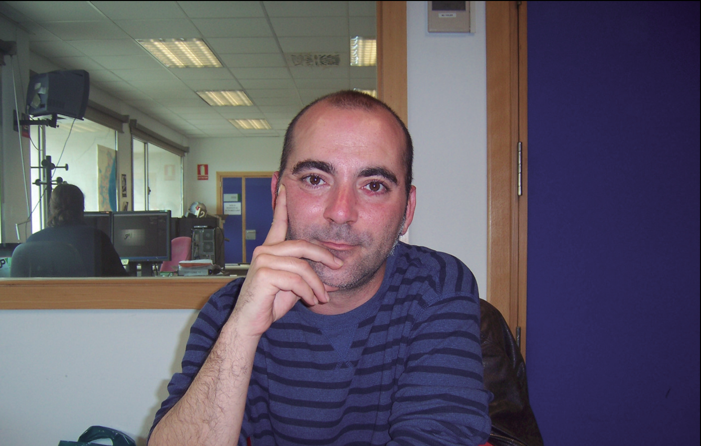 Manel Marí en un programa de ràdio, a València (fotografia: UPV).