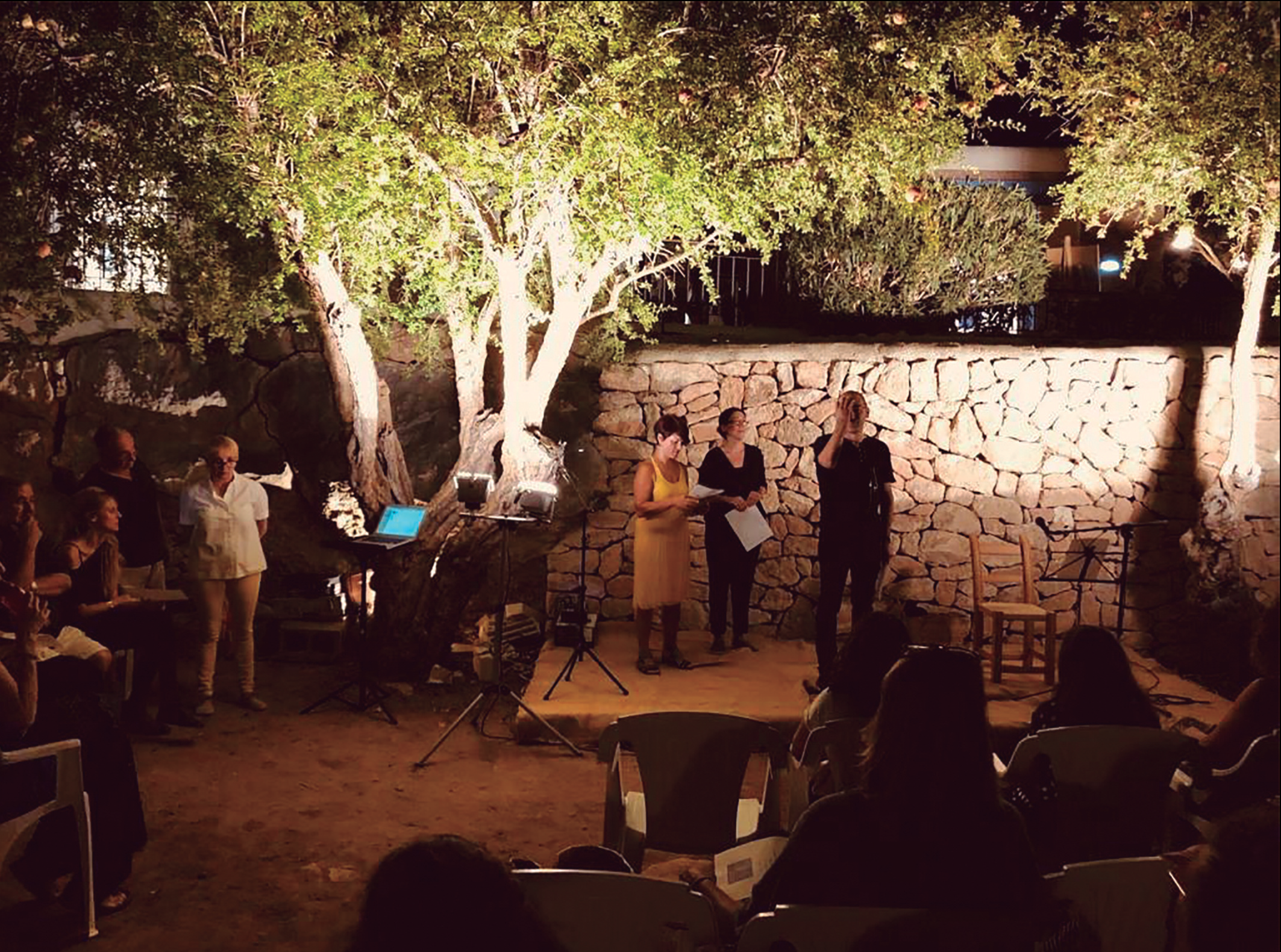 Instantània d'un moment de l'inici de la vetlada poètica en homenatge a Manel Marí, en el marc des Tancó de Can Curt, a Sant Agustí des Vedrȧ.