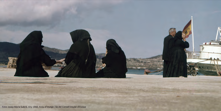 Estampa que mostra el lligam entre la mar i la societat pitiüsa. Font: Arxiu d'Imatge i So del Consell d'Eivissa. Foto de Josep Maria Subirà, 1960.