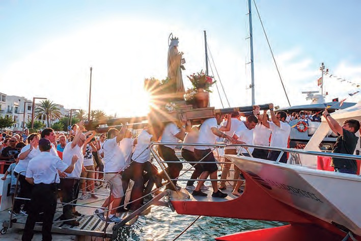 Mare de Déu del Carme embarcant en un modern catamarà. Font: Diario de Ibiza.