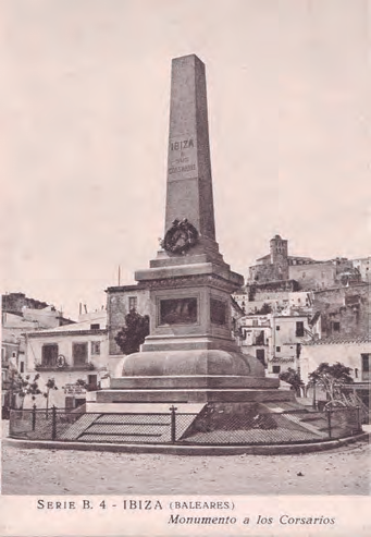 Una postal antiga que mostra el monument als corsaris d'Eivissa, una columna de pedra sobre una base escalonada en un espai obert.