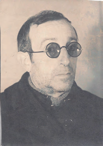 Retrat d'Isidor Macabich, amb ulleres i vestimenta clerical, cap als anys 20.